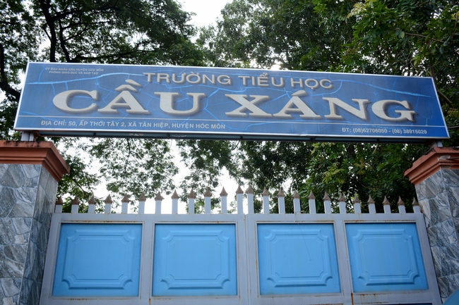 Giving gift portions to pupils on the occasion of Mid-Autumn Festival